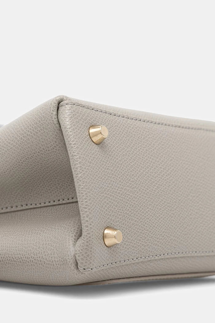 Furla yapılı kadın deri çanta