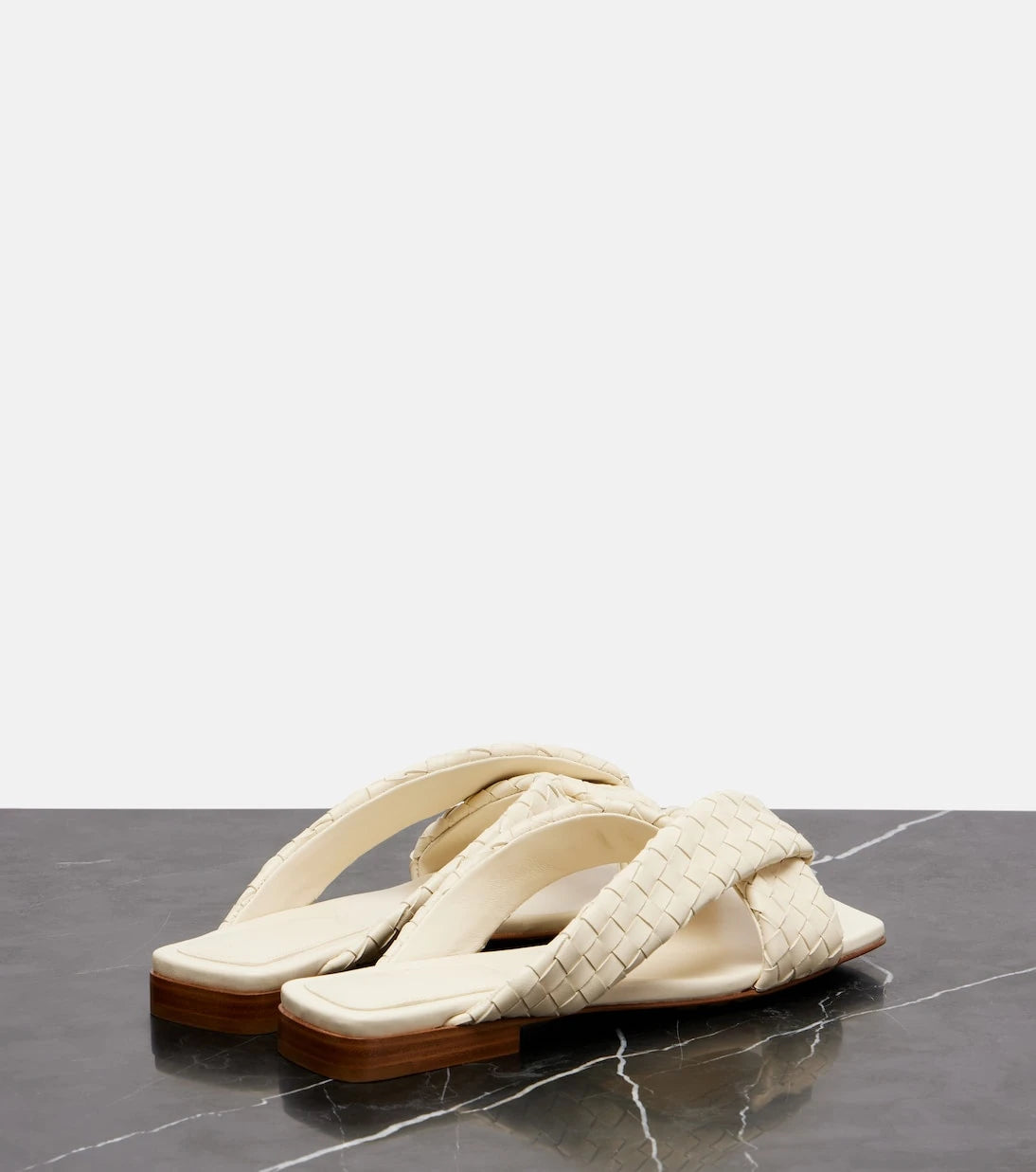 Bottega Veneta - صندل ريڤا جلد بتصميم إنترتشاتو
