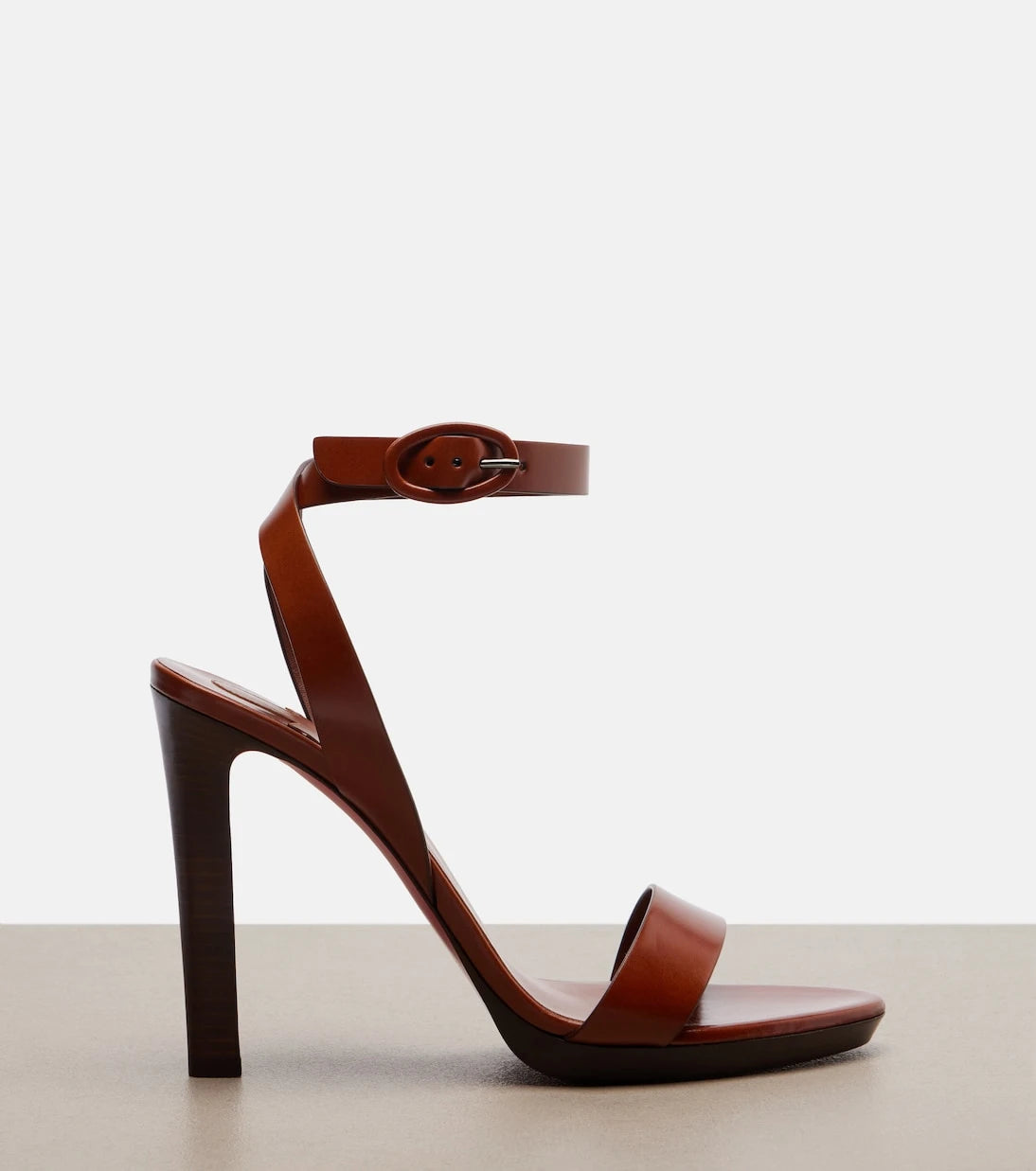 Christian Louboutin - صنادل فاني الجلدية ذات الكعب الخلفي