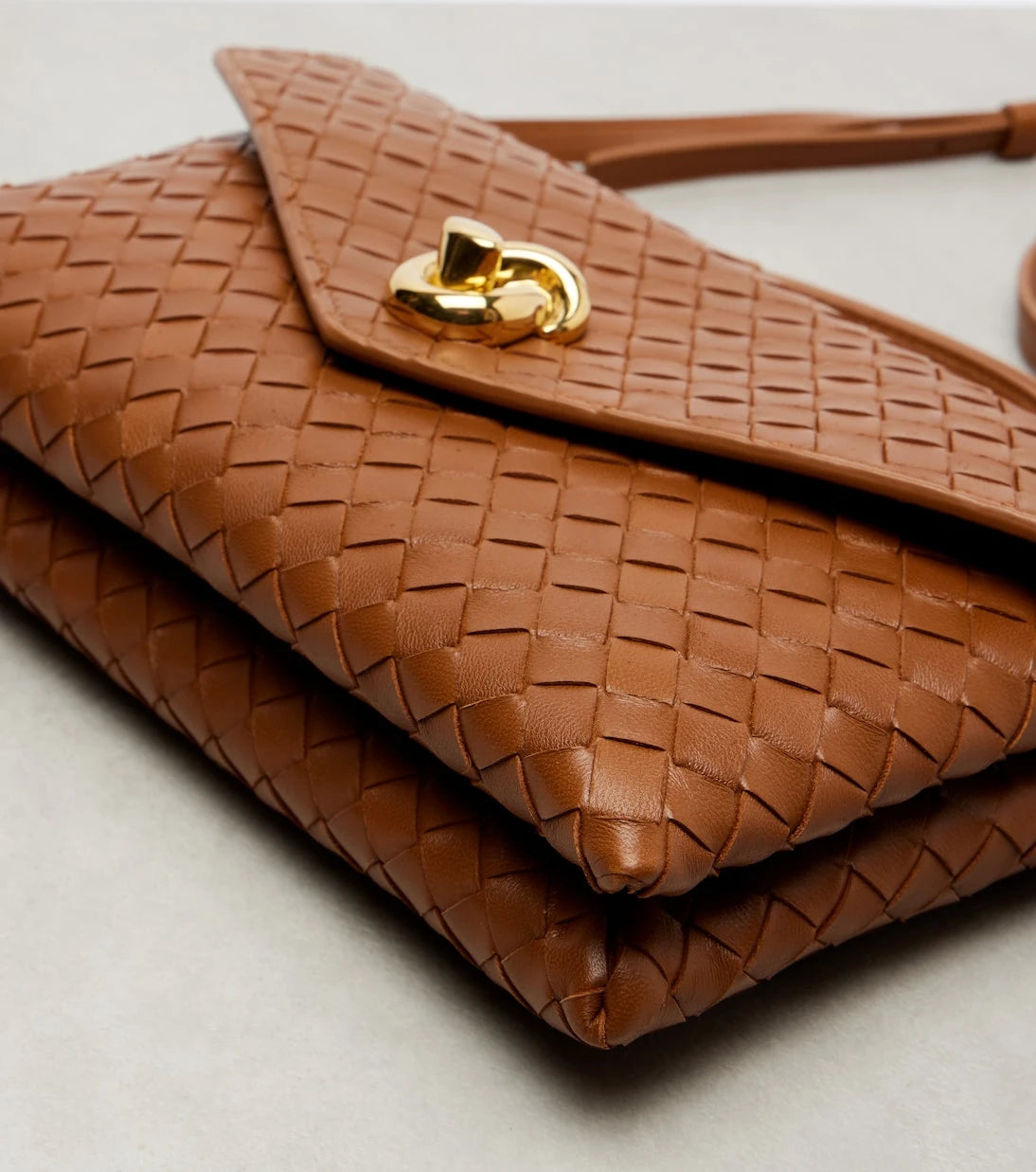 Bottega Veneta - حقيبة يد Knot Lock جلدية بمقبض علوي