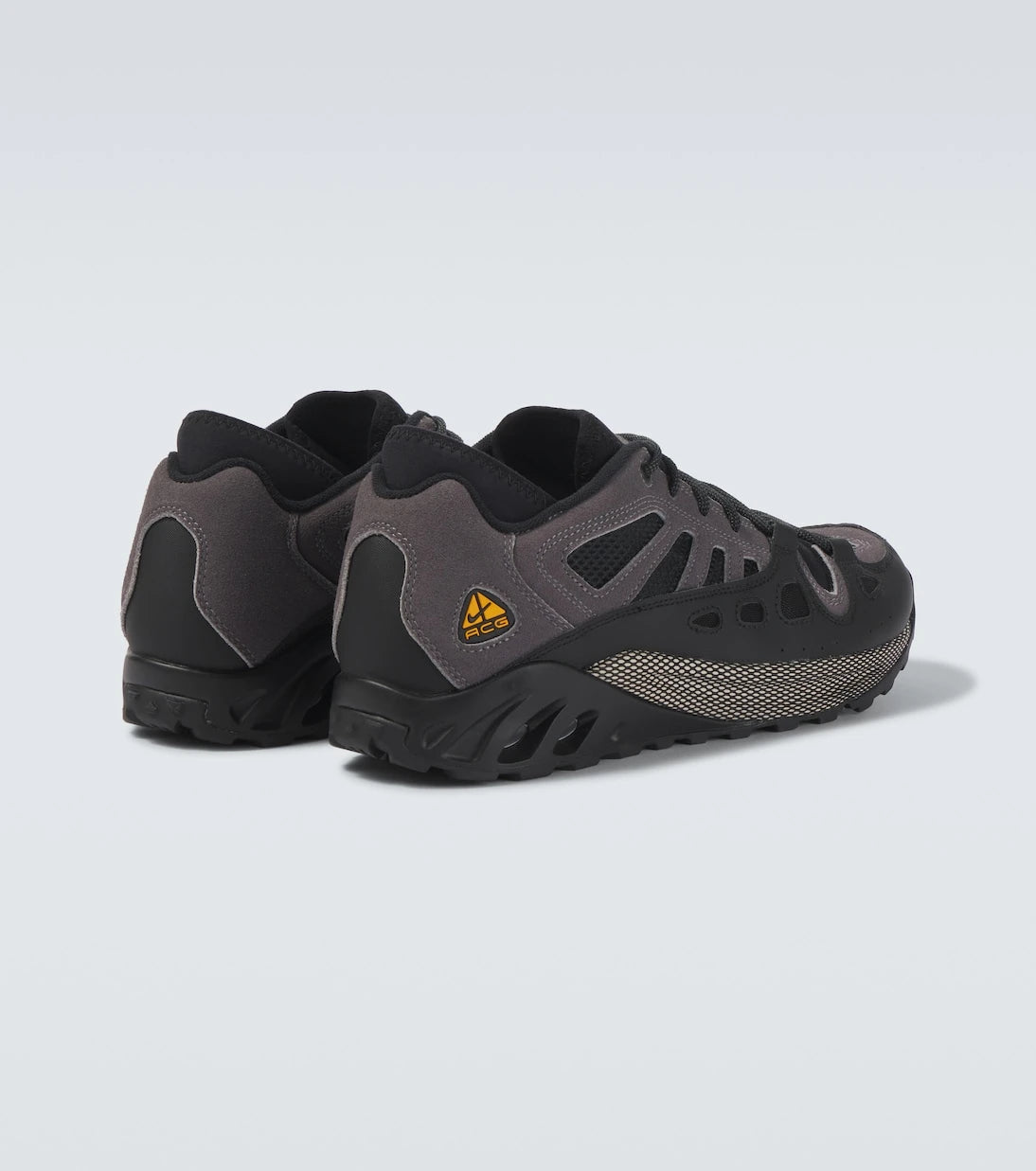 Nike - حذاء سنيكرز ACG Air Exploraid بحواف جلدية