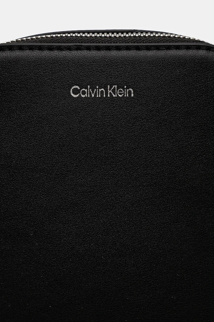 Чанта през рамо Calvin Klein