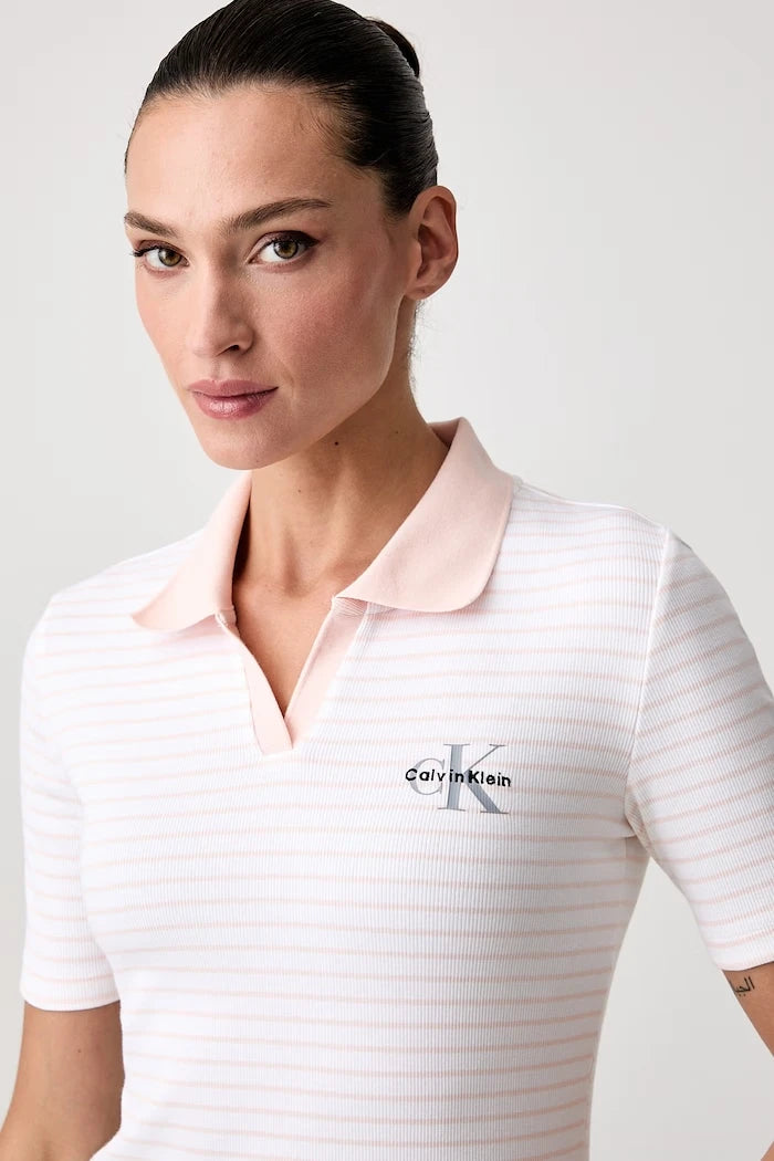 Calvin Klein Jeans yakalı kadın tişörtü